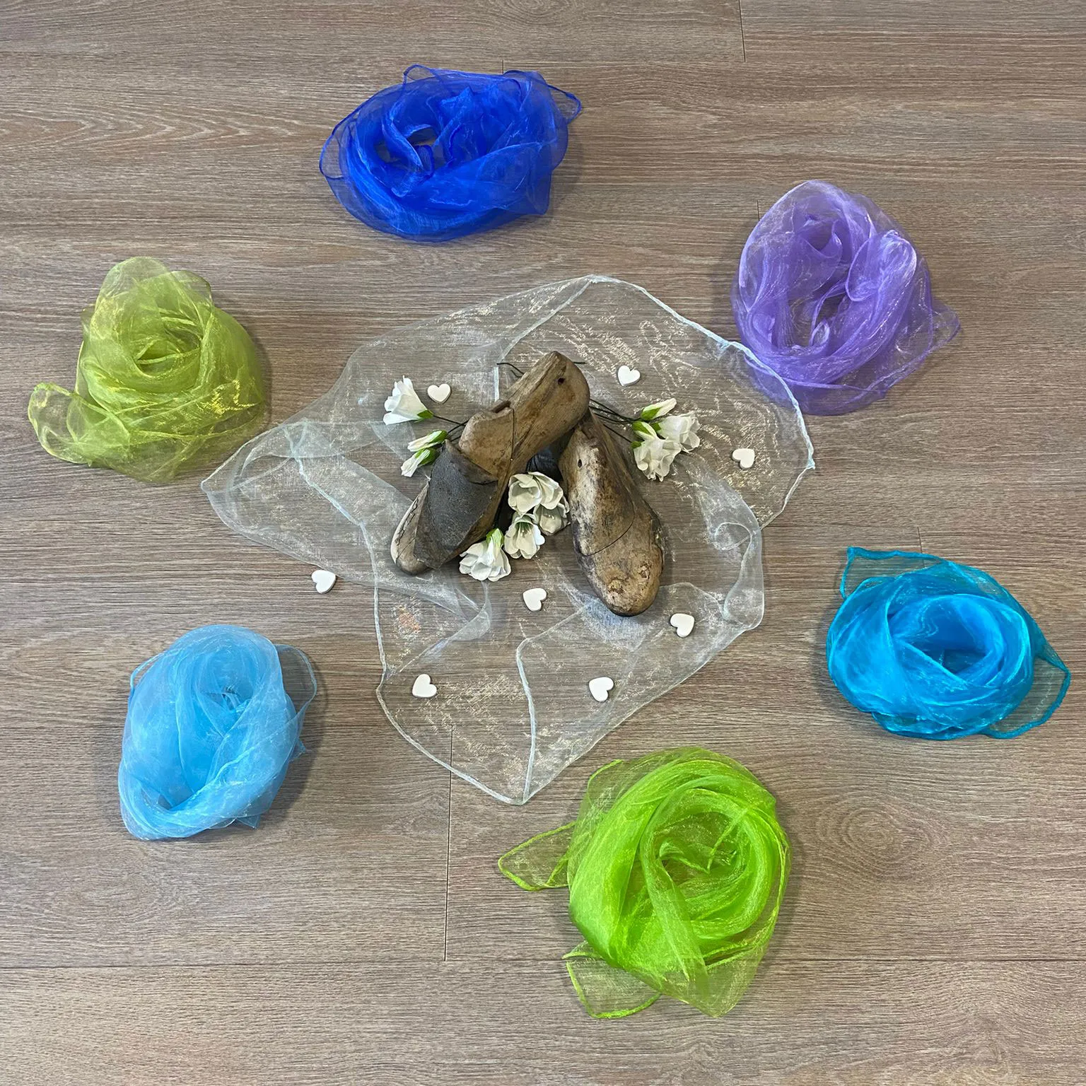 Bunte Chiffontücher und Tanzschuhe als Mitte des Tanzkreises beim therapeutisch-meditativen Tanz